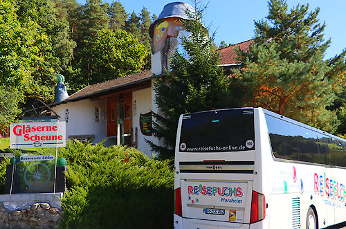 Gläserne Scheune mit dem Bus besuchen